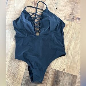 NWT! Marina Vida Women’s Black Strappy One Piece Swimsuit, Size Large